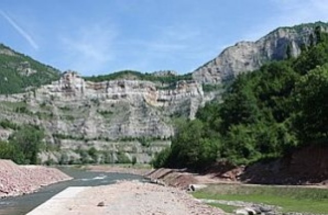 Паднал къс скала затвори пътя през Искърското дефиле край Елисейна