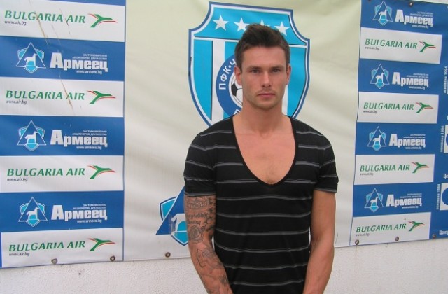 Стефан Генов освободи Шийлдс