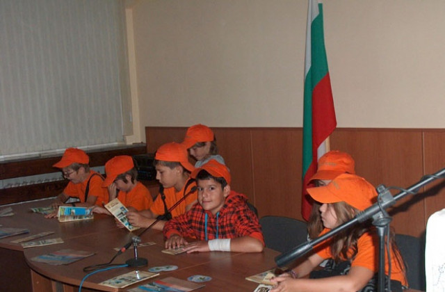Деца от „Еко лято” посетиха Областна администрация