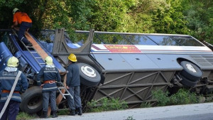 Автобус с деца катастрофира осем души пострадаха