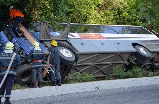 Автобус с деца катастрофира, осем души пострадаха