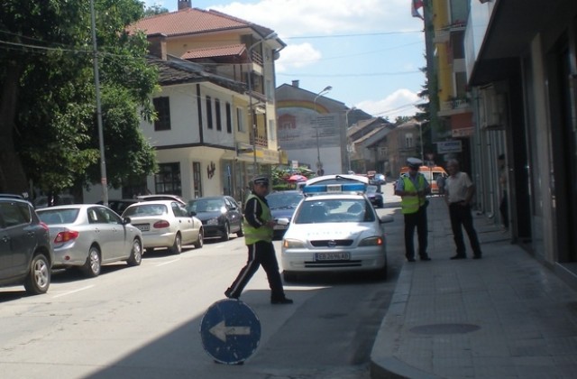 Велосипедист блъсна момиче и избяга