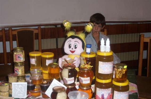 Пчелари от Шуменско показаха продукцията си на базар