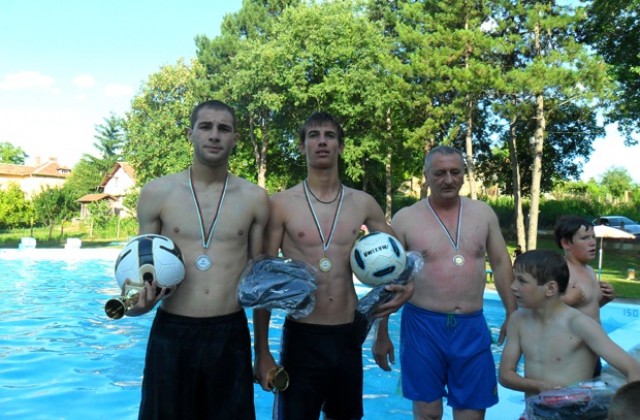 В село Баница плуват в лечебни води