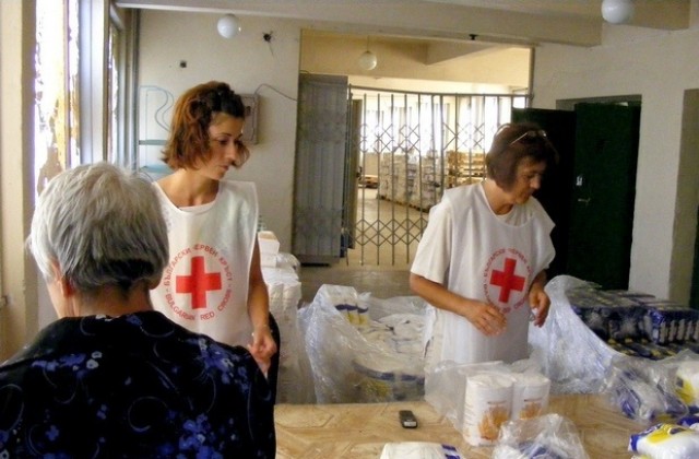 БЧК раздава храни на 6887 социално слаби в региона
