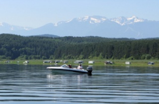 Две жени пострадаха след сблъсък на моторни лодки в язовир „Искър”