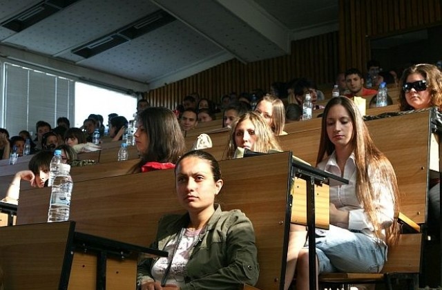 220 кандидат-студенти атакуват РУ с изпит по история