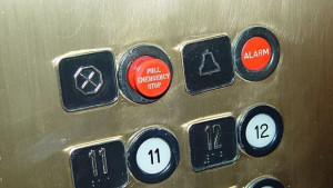 Обират части от асансьори