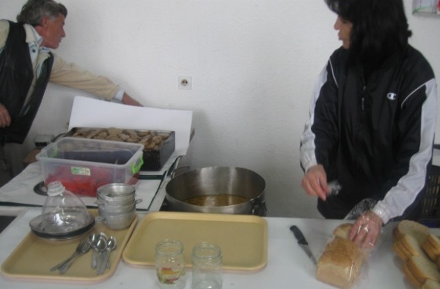 БЧК подпомага социално слаби с хранителни продукти