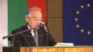 Дамянов поздравява медалистката от Спешъл олимпикс