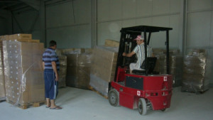 Червеният кръст раздава храни на бедните в Силистренско