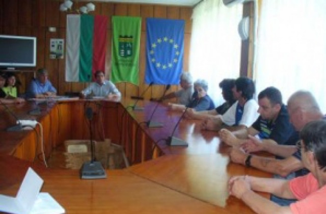 Раздават строителни материали на пострадалите от дъждовете