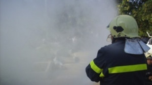 Пожар пламна в поле с рапица