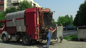 Дезинфекцират съдовете за смет в Плевен