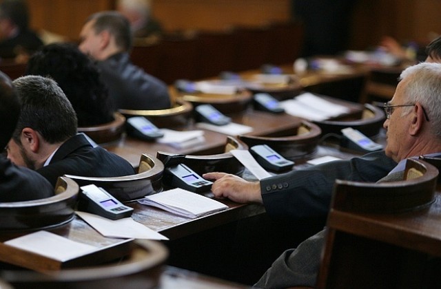Облагат и разходите на парламентарните групи с 10%?