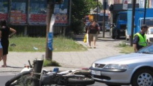 Автомобили се разбиха в челен сблъсък