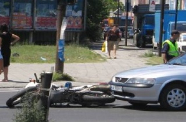 Автомобили се разбиха в челен сблъсък