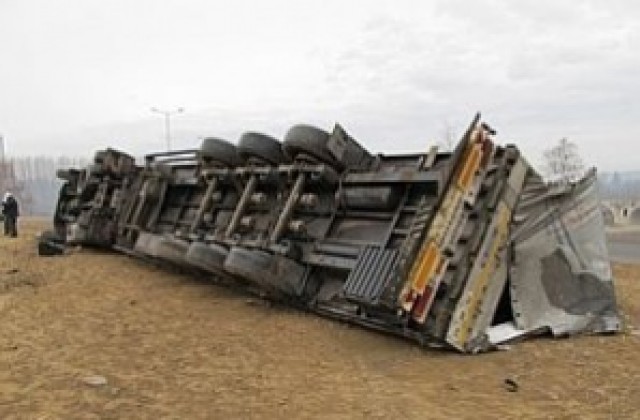 ТИР с праскови се обърна на пътя край „Люлин 5”