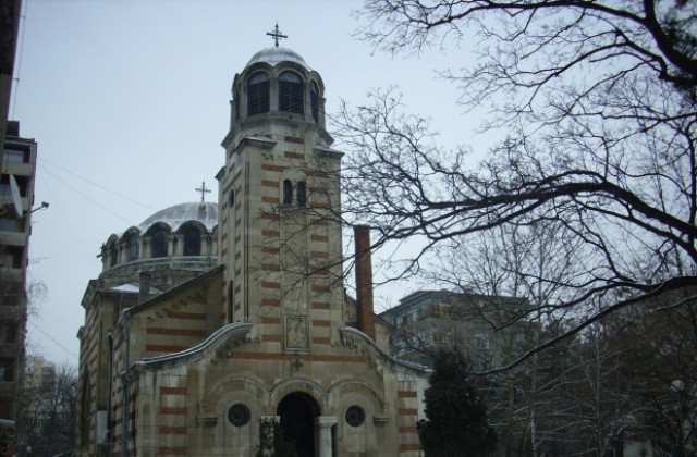 Мъж наби служителка в църква, открадна 10 лева