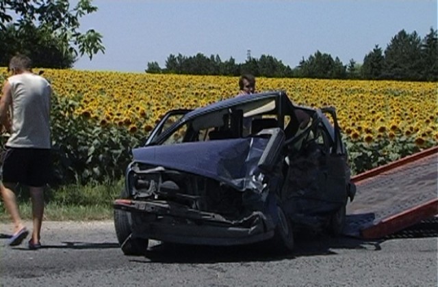 Заспал на волана шофьор прати двама в болница