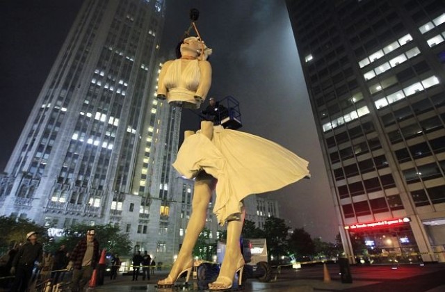 Осемметрова статуя на Мерилин Монро издигнаха в Чикаго