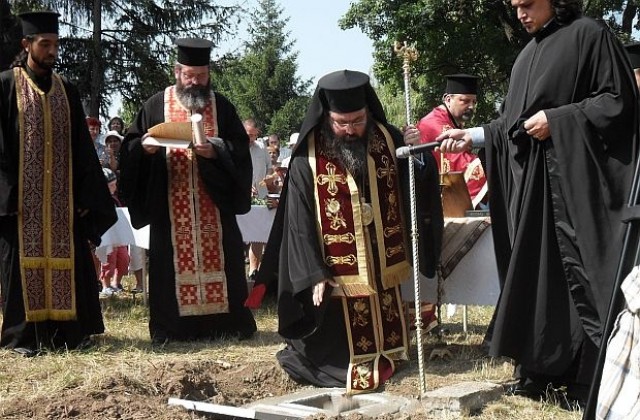 До две години владайци ще имат свой храм