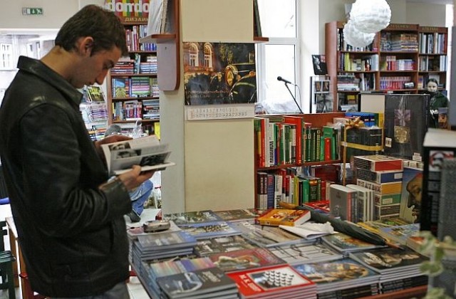 Българинът предпочита художествени романи, тв сапунките изместиха любовните книги