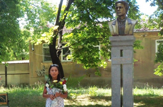 С цвете, слово и любима песен силистренци почетоха рождението на Левски
