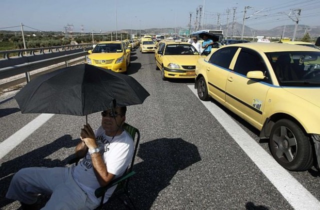 Гръцките таксиметрови шофьори блокираха летището в Атина и пристанище Пирея