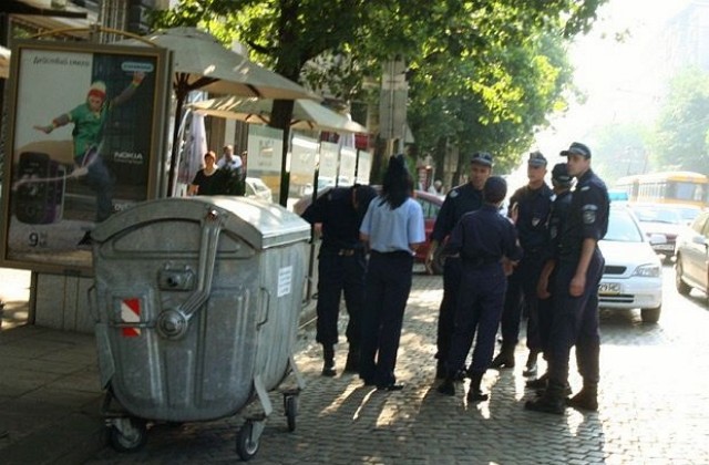 Според полицията взривовете пред „Галерия” и партийните централи си приличат