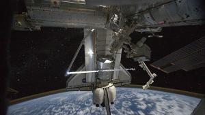 Астронавти провериха Атлантис за повреди