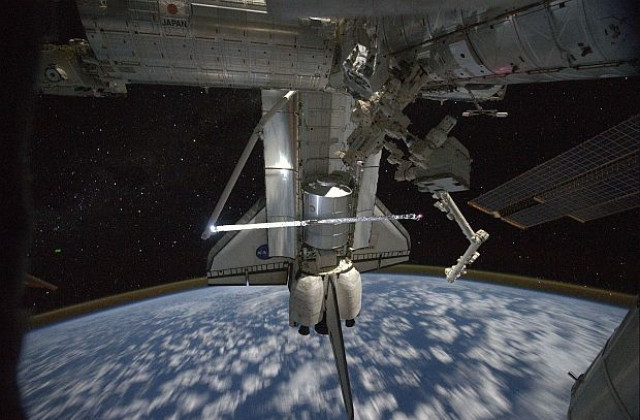 Астронавти провериха Атлантис за повреди