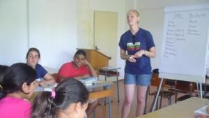 Студенти от Англия обучават изоставени деца