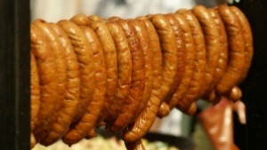 Мъж задигна колбаси и алкохол от магазин