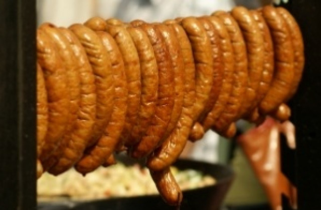 Мъж задигна колбаси и алкохол от магазин