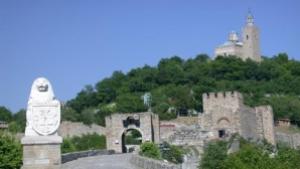 Заради жегата раздават вода на туристите в крепостта Царевец