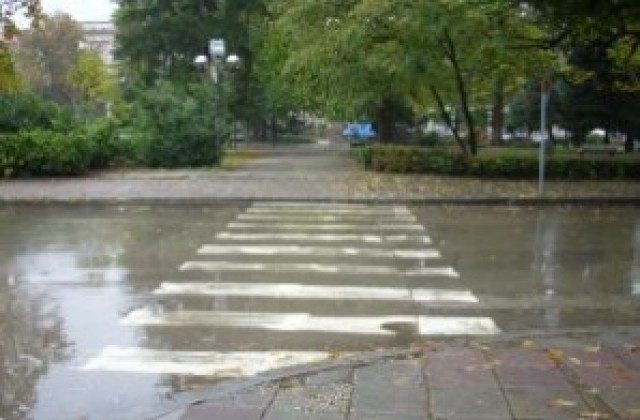 Пешеходец и мотоциклетист пострадаха при две катастрофи