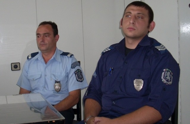 Полицаите от горящия влак: Бързата реакция сведе до минимум риска за пътниците
