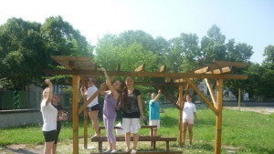 Младежи разкрасяват обекти в Севлиево през ваканцията