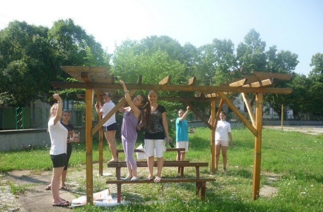 Младежи разкрасяват обекти в Севлиево през ваканцията