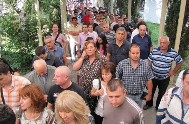 Граждани алармираха за огромни опашки пред столичния КАТ