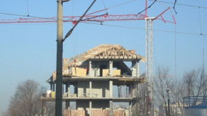 Работник падна от скеле