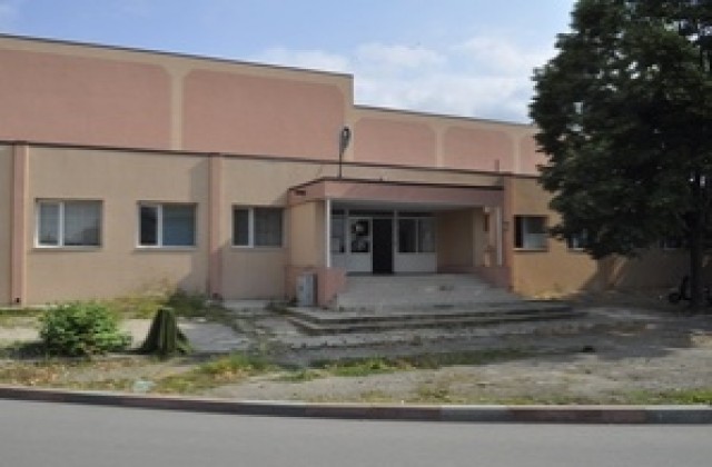 Ремонтират залата по лека атлетика в Сливен