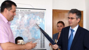 Румънски управник подари чадър на кандидаткмет от ГЕРБ