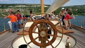 Остров върху яхта