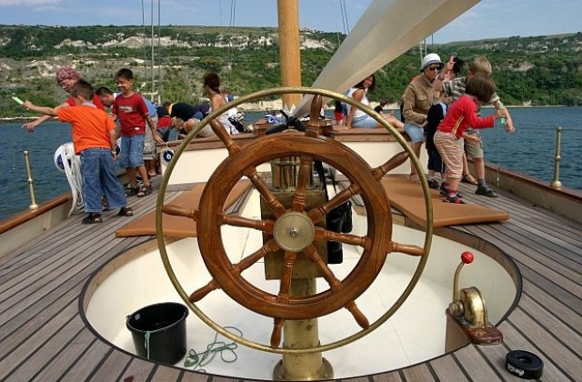 Остров върху яхта