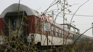 Замериха влак с камъни