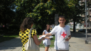 Доброволци от Младежки червен кръст раздават листовки за безопасност на