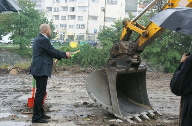 Облагородяват централната градска част по проект