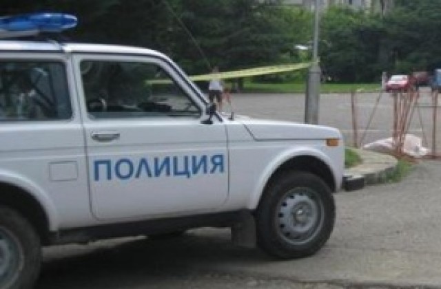 Кола помете момиче на пейка